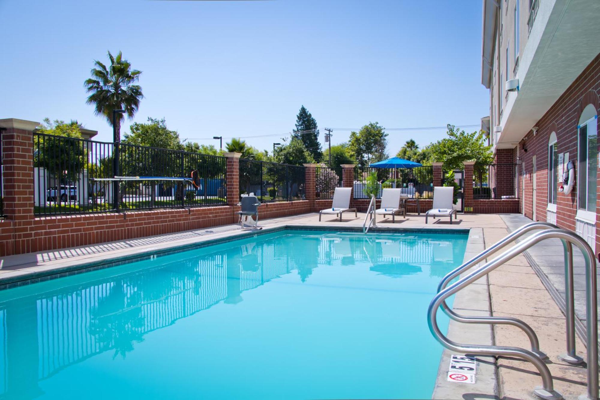 Holiday Inn Express & Suites Sacramento Ne Cal Expo By Ihg Exterior photo